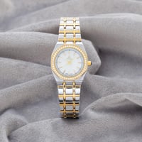 ساعة نسائية باللون المكس