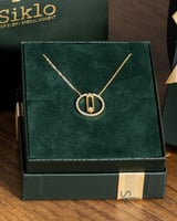 يتميز السلسال بتصميمه المميز باللون الذهبي