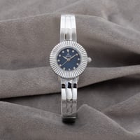 ساعة نسائية باللون الفضي