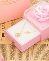 قلادة أنيقة تجمع بين البساطة والفخامة