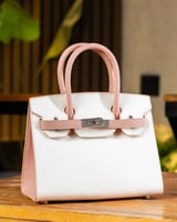 شنطة بتصميم ملفت حجم صغير وردي ابيض