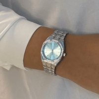 ساعة نسائية باللون الفضي