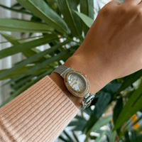 ساعة تجسد معنى الحقيقي للسحر والتميز باللون الذهبي...