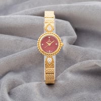 ساعة براقة باللون الذهبي