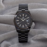 كل رجل عصري يهتم بتفاصيل إطلالته وتفرده لحضور ملفت...