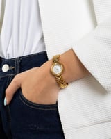 ساعة بتصميم مبتكر باللون الذهبي الأبيض