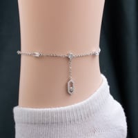 خلخال نسائي باللون الفضي