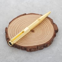 قلم يضيف لك إطلاله كاجول او رسميه باللون الذهبي