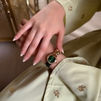 الساعة النسائية الجلد الأخضر ذات التفاصيل المميزة...