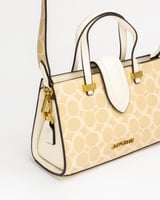 شنطة لون بيج حجم وسط