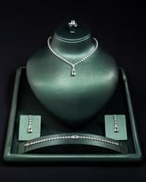 طقم سهرة فاخر بتصميم راقٍ يجمع بين الأناقة والفخام...