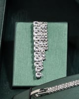 طقم سهرات يعكس توازنًا مثاليًا بين الفخامة والاناق...