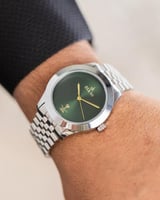 ساعة فريدة صممناها بتصميم سعودي فضي ميناء أخضر