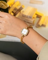 ساعة تجمع الحِرفية العالية والطابع العصري