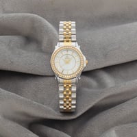 ساعة نسائية باللونين الفضي والذهبي