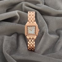 ساعة نسائية باللون النحاسي