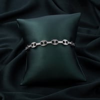 اسوارة نسائية باللون الفضي