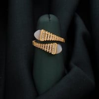 يزدان هذا الخاتم المكون من عدت حلقات فصوص مزدوجة ب...