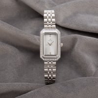 ساعة نسائية باللون الفضي