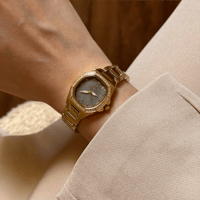 ساعة نسائية باللون الذهبي ميناء رصاصي