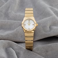 ساعة لامعة باللون الذهبي