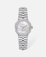 ساعة بتصميم هندسي ناعم