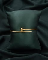 اسوارة مسمار نسائية باللون الذهبي