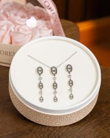 طقم نسائي بتصميم جذاب