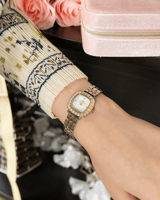 ساعة نسائية باللون المكس