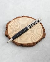 قلم أنيق يروي قصة الوقت