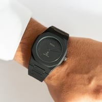 ساعة كربون عربي باللون الاسود