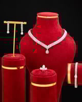 يتحلى هذا الطقم الخلاب بآلية مبتكرة من الاحجار الا...