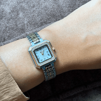 ساعة حصرية باللون المكس الأبيض