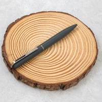 يتميز بهيكل متوازن يمنح ثباتًا مريحًا في اليد