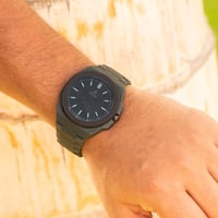 ساعة كربون تتميز بخفتها باللون اخضر غامق زيتي و تف...