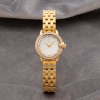 ساعة نسائية باللون الذهبي