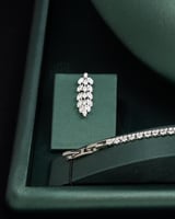 طقم نسائي زركون يضيء حضورك باللون الفضي