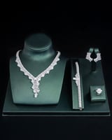 طقم نسائي فاخر باللون الفضي