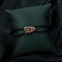 اسوارة نسائية باللون الأسود