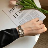 ساعة نسائية باللون الفضي