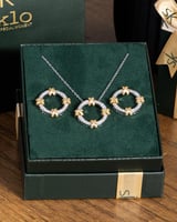 القلادة المعدنيه الدائريه تعزز من جاذبيتها