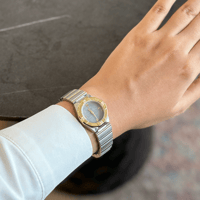 ساعة لامعة باللون المكس