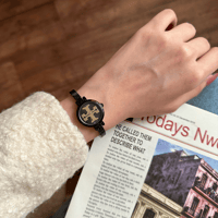 ساعة نسائية حصير باللون اللاسود