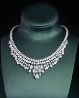 طقم سهرات براق متتناغم باللون الفضي