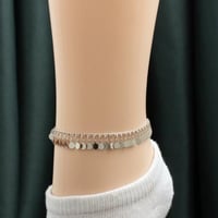 خلخال نسائي باللون الفضي