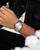 الساعة العملية التي تناسب كل الأوقات باللون الفضي