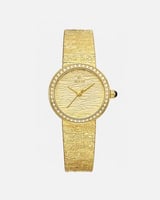 ساعة بتصميم هندسي أنيق باللون الذهبي