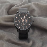 ساعة رجالية باللون الأسود