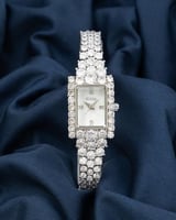 ساعة سهرة مستطيلة انيقة باللون الفضي