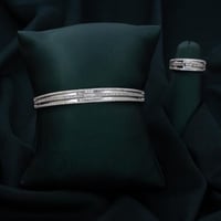 يزدان هذا السوار اللامع بمزيج من الألوان الجذَّابة